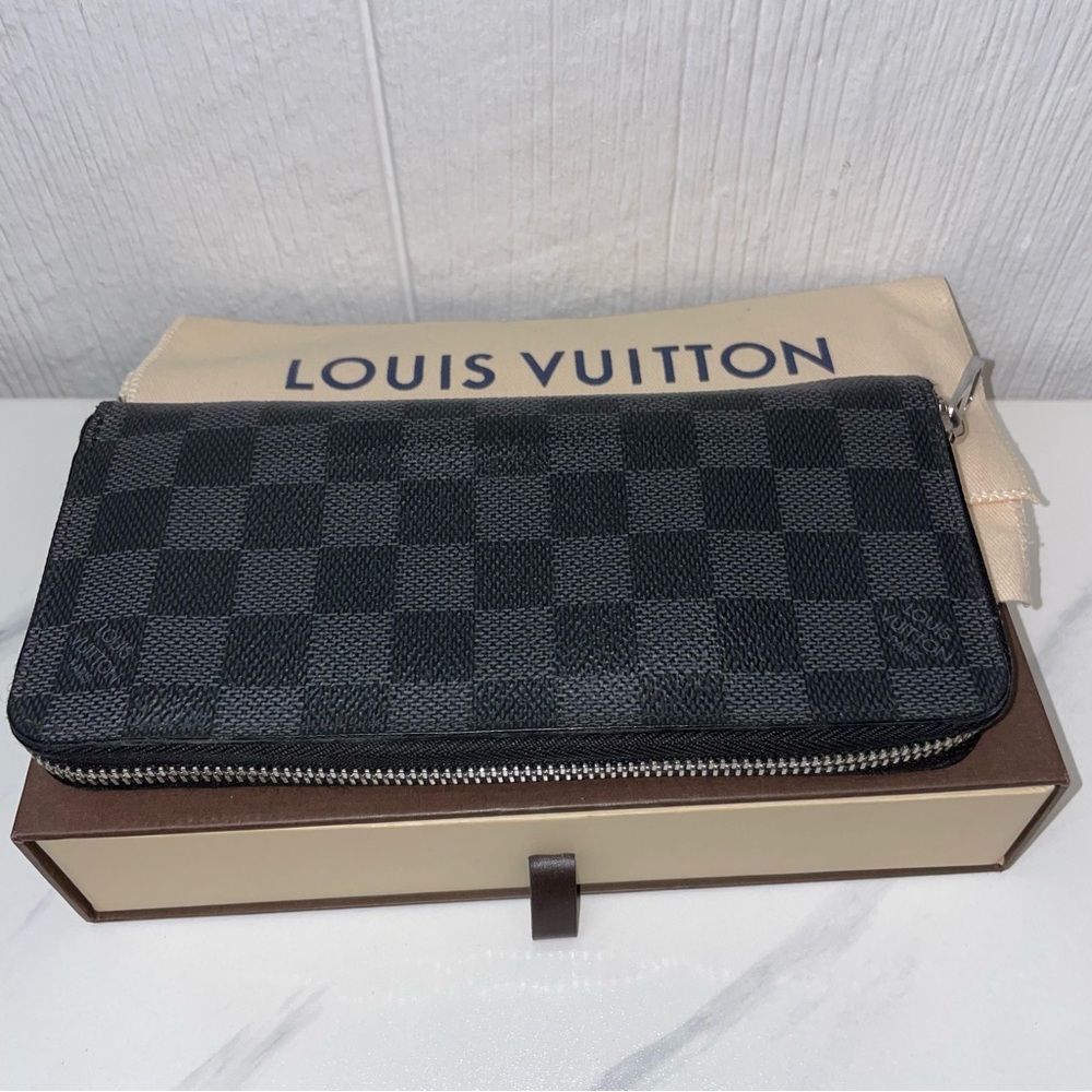 Louis Vuitton Wallet! LV Graphite Damier Zippy Wallet!